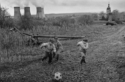 08.childern with power plant