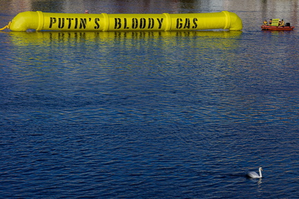 2022 10 06 GP putins bloody gas 2400px-9201