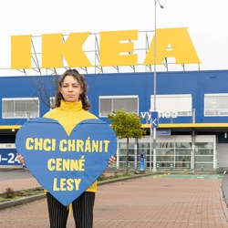 Protest před obchodem Ikea 10.4.2023