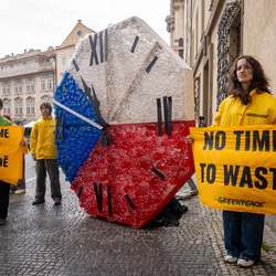 Happening za zavedení záloh PET a hliník - 15.4.2025 - Malostranské náměstí